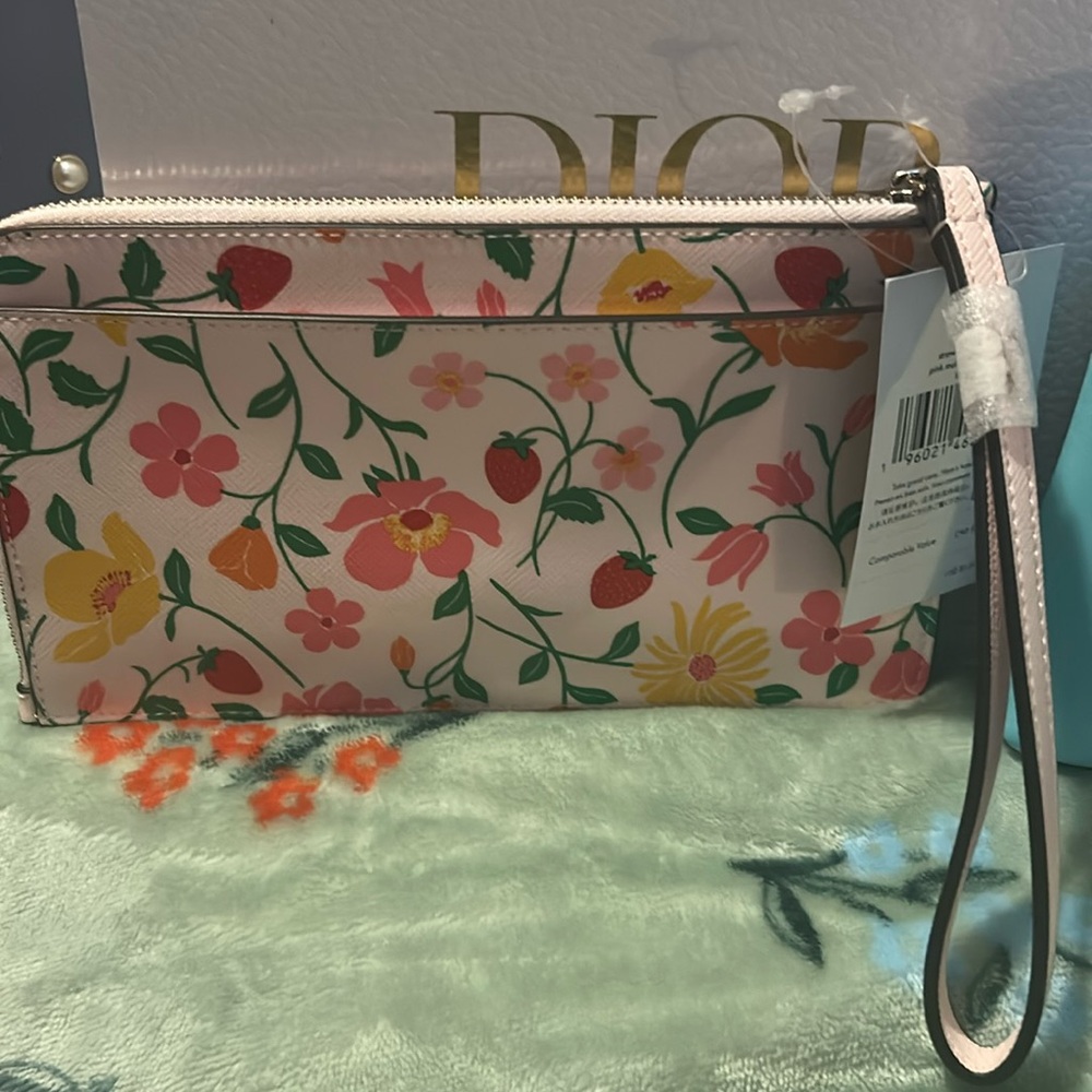 Kate Spade Strawberry Garden Medium Size Wristlet NWT - Picture 4 of 7